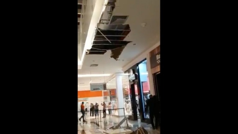 Tetos de shoppings desabam após fortes chuvas no Rio; assista ao vídeo