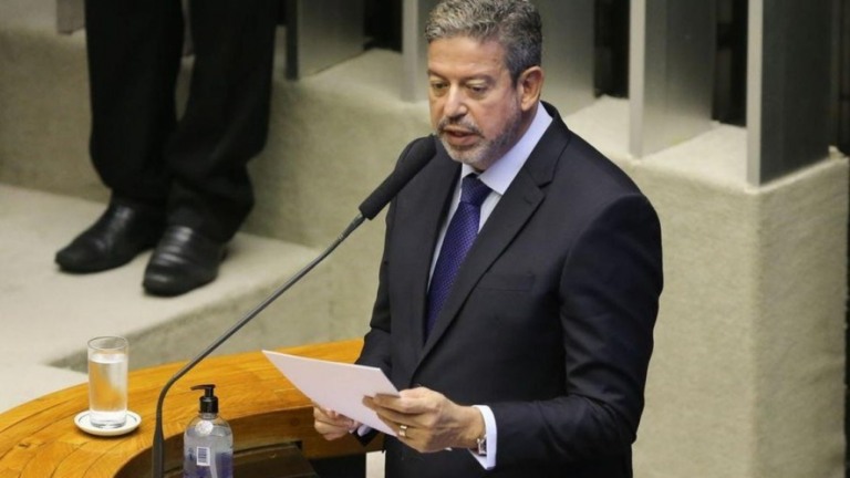 140 milhões de vacinas até maio: promessa de Arthur Lira não foi cumprida