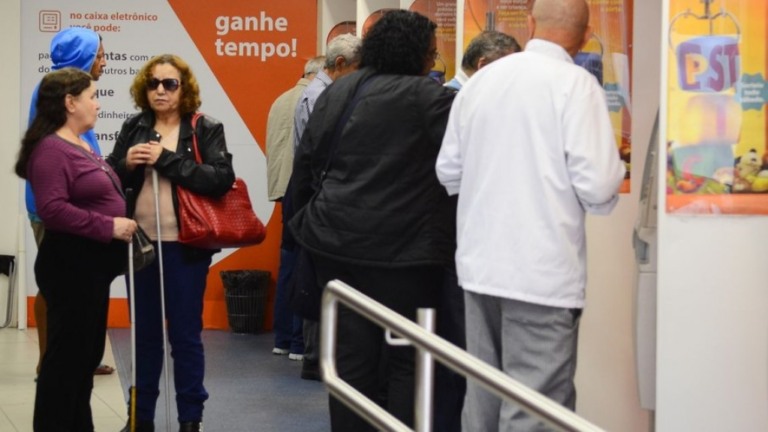 70% dos bancários da Caixa trabalham expostos diretamente à Covid-19