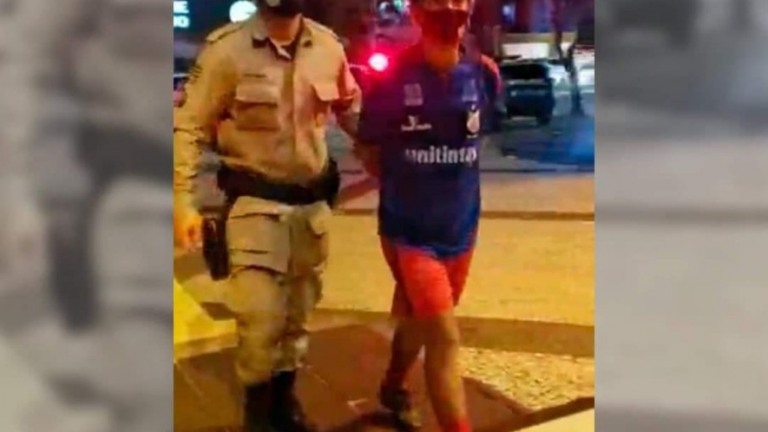 Professor é preso por faixa "Bolsonaro genocida" no carro; veja o vídeo