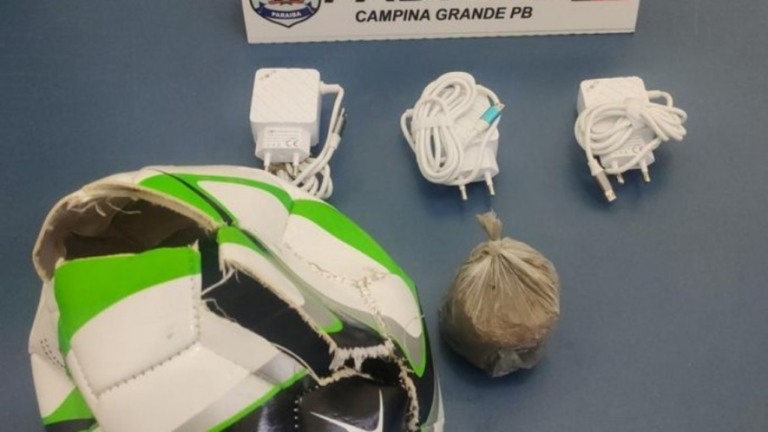 VÍDEO: Homem chuta bola com drogas para dentro de presídio em Campina Grande-PB