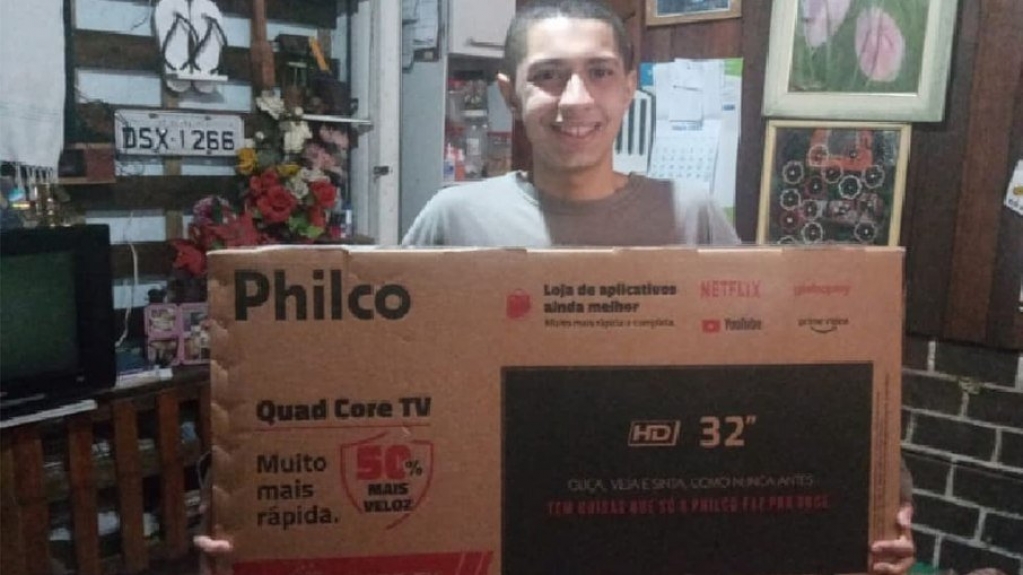 Repórter da Globo dá uma televisão de presente para jovem fã de jornalistas Repórter da Globo dá uma televisão de presente para jovem fã de jornalistas