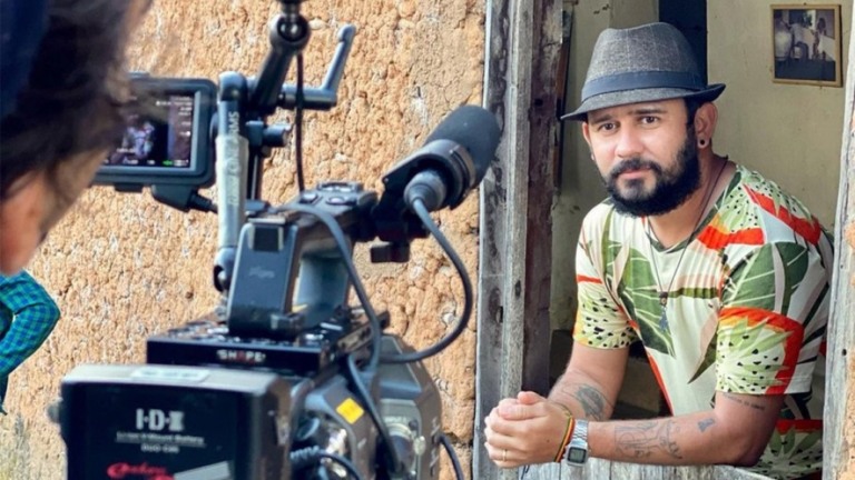 Bráulio Bessa pegou Covid em gravação de série para o Globoplay, diz colunista