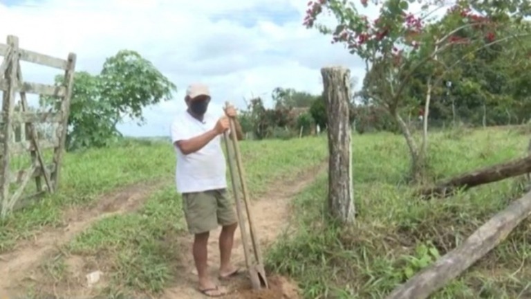 'Descobri que estava morto': Homem não consegue provar ao governo que está vivo
