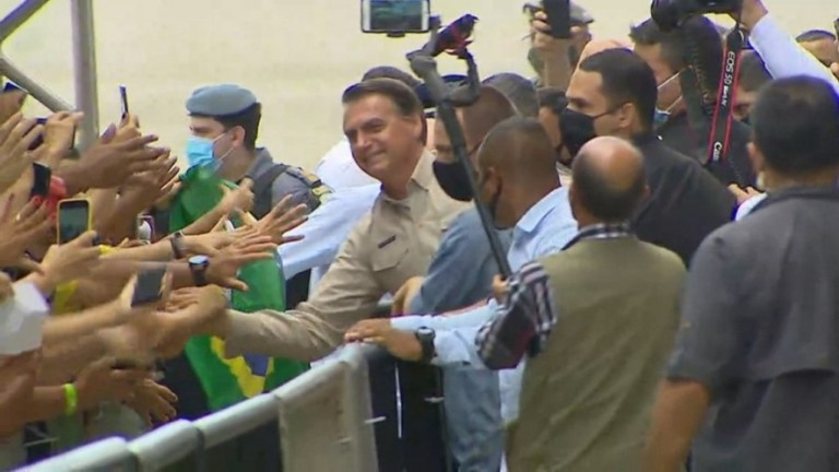 Fachin dá prazo de 5 dias para Bolsonaro explicar aglomeração e falta de máscara