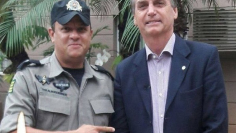 PM que prendeu professor por faixa "Bolsonaro genocida" é afastado do cargo