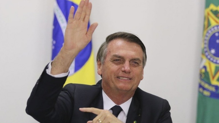 Bolsonaro brinca com apoiadores e diz que é 'ininfectável'