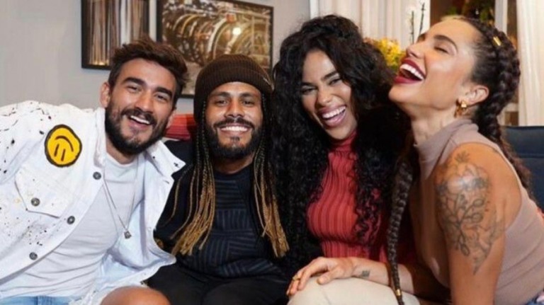 Elana e Viegas assistem episódio de ‘No Limite’ juntos e reforçam affair