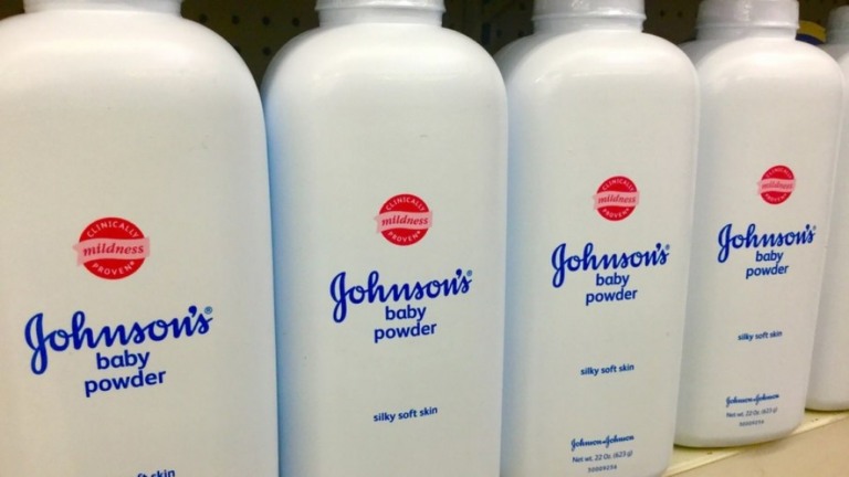 Johnson & Johnson paga R$ 10 bi em indenização de talco com composto cancerígeno