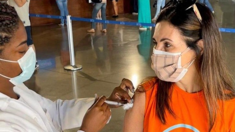 Emocionada, Fátima Bernardes se vacina contra Covid-19: ‘Viva ao SUS’