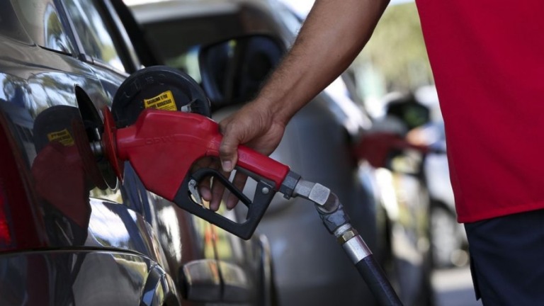 Câmara aprova aumento de impostos para bancos e zera tributos do diesel e GLP