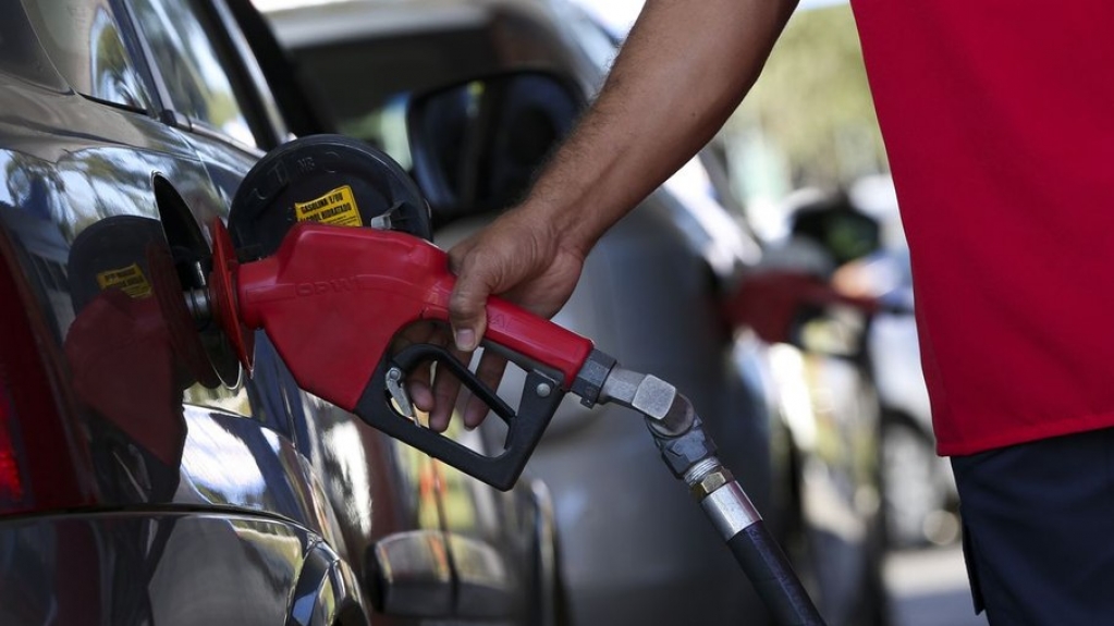 Câmara aprova aumento de impostos para bancos e zera tributos do diesel e GLP