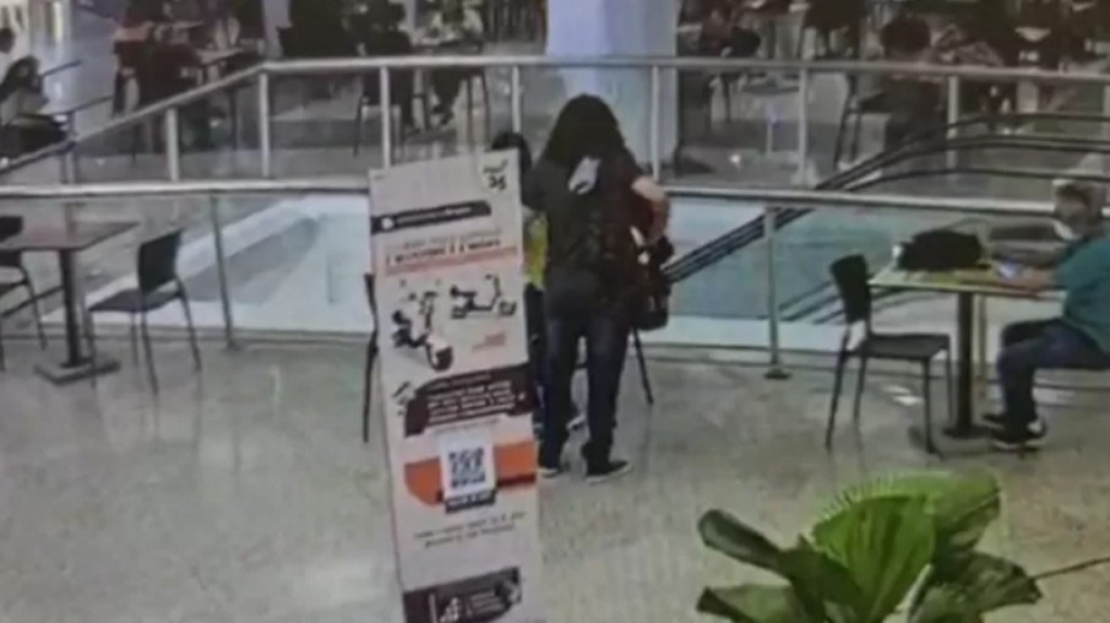 Câmeras de segurança flagraram ataque a estudante em shopping de Niterói