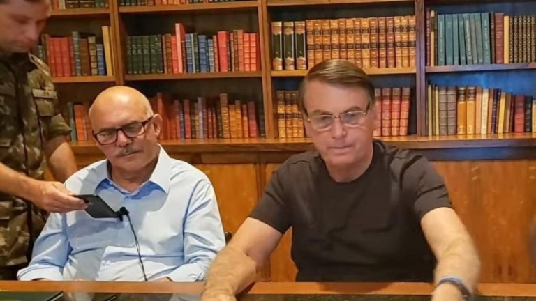 Bolsonaro estuda aumentar Bolsa Família em 'pelo menos 50%' até 2022