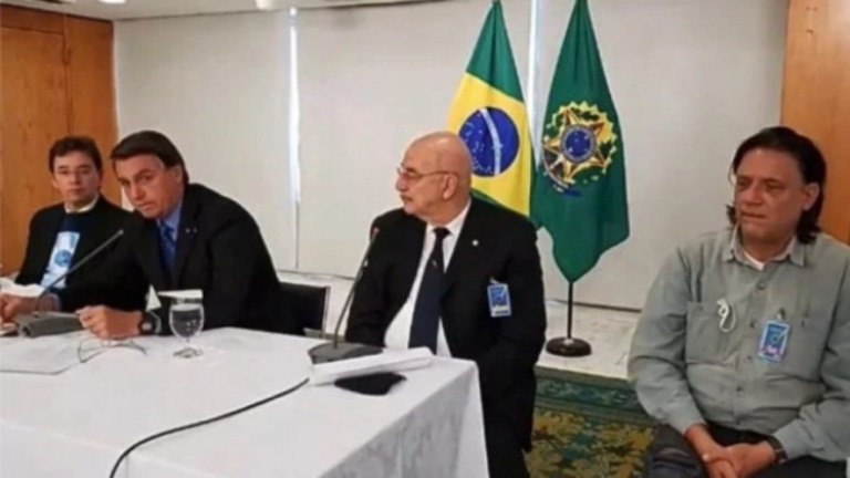 Imagens mostram 'gabinete paralelo' orientando Bolsonaro contra vacinas; confira