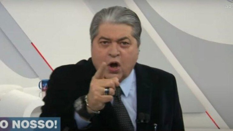 Datena dá bronca em diretora ao vivo: 'Tem um apresentador aqui'