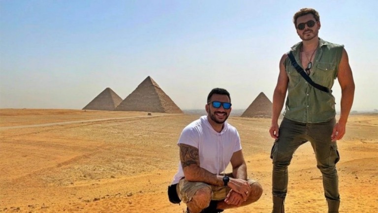Apresentador brasileiro é escoltado por exército no Egito