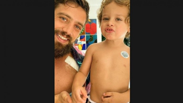 Após receber alta de cirurgia cardíaca, Rafael Cardoso posa com o filho
