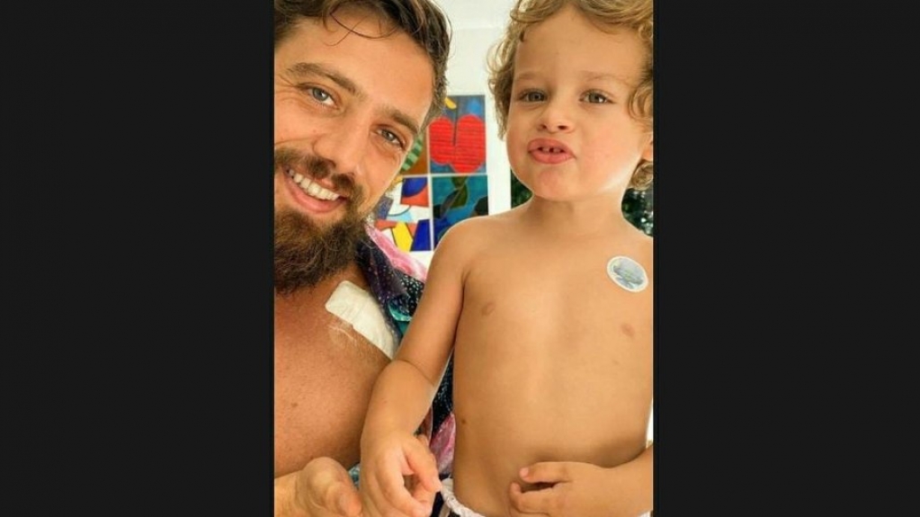 Após receber alta de cirurgia cardíaca, Rafael Cardoso posa com o filho Após receber alta de cirurgia cardíaca, Rafael Cardoso posa com o filho