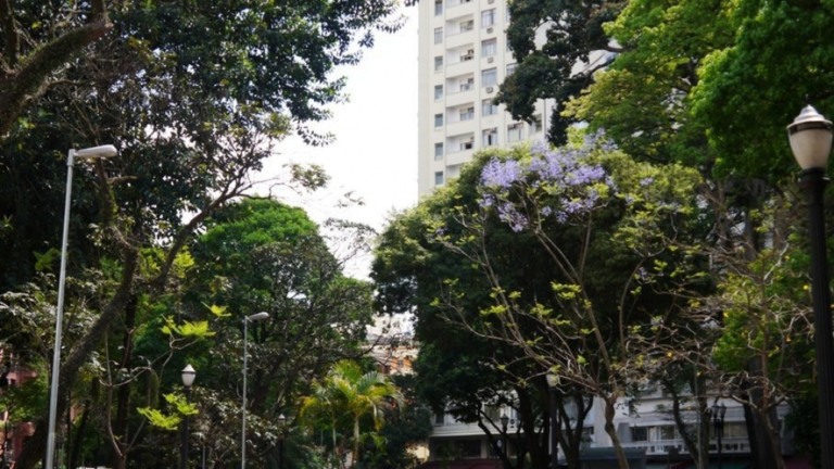 Agarrado à filha de 6 anos, pai pula do 17º andar de um hotel em São Paulo