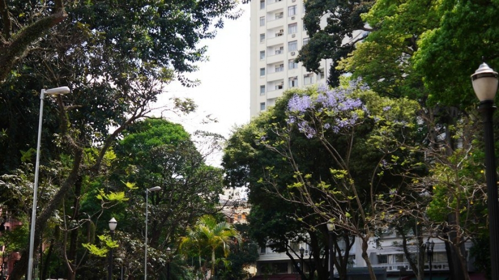 Agarrado à filha de 6 anos, pai pula do 17º andar de um hotel em São Paulo