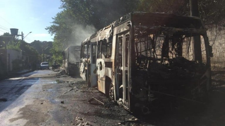 Ônibus e ambulância são incendiados em Manaus após morte de traficante
