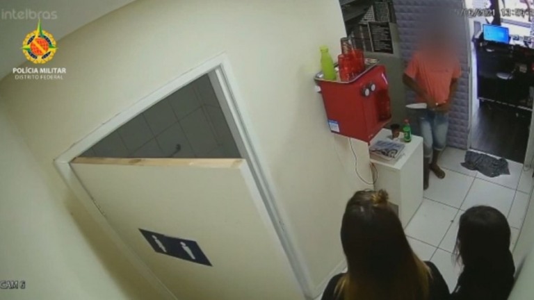 VÍDEO:Armado com faca, assaltante prende funcionárias de ótica em banheiro no DF