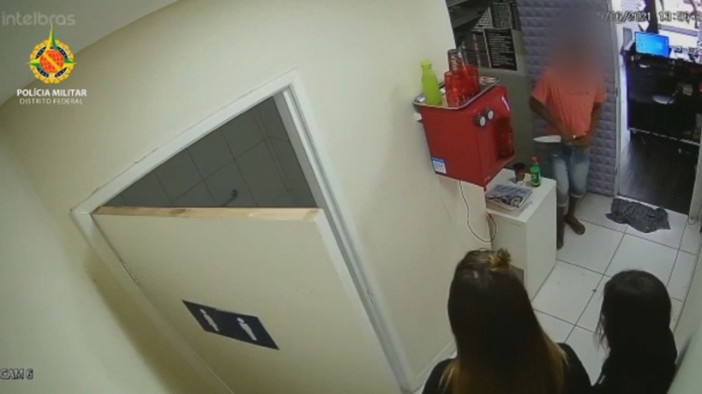VÍDEO:Armado com faca, assaltante prende funcionárias de ótica em banheiro no DF