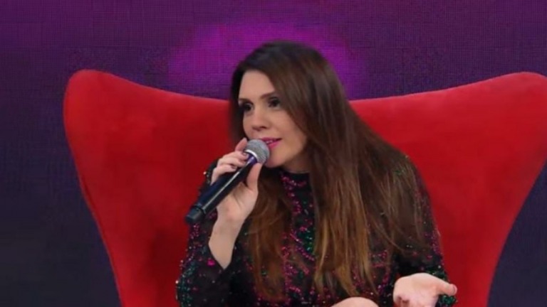 Simony diverte plateia de Raul Gil com história sobre Roberto Carlos Simony diverte plateia de Raul Gil com história sobre Roberto Carlos