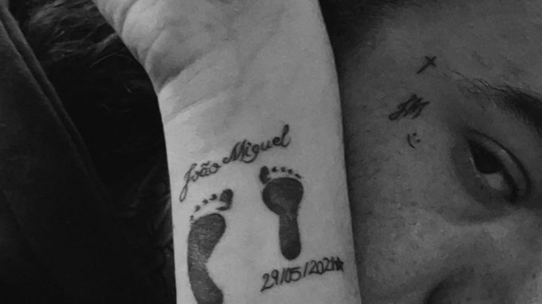 Whindersson e Maria fazem tatuagem em homenagem ao filho: 'Um anjo'