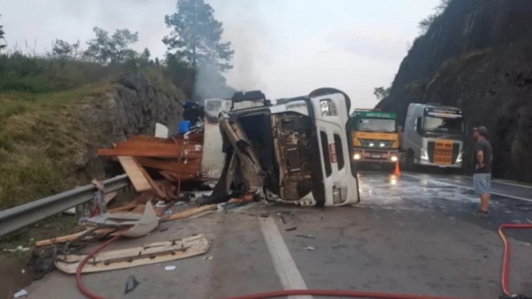 Carreta tomba e deixa quatro mortos na BR-101 em Santa Catarina
