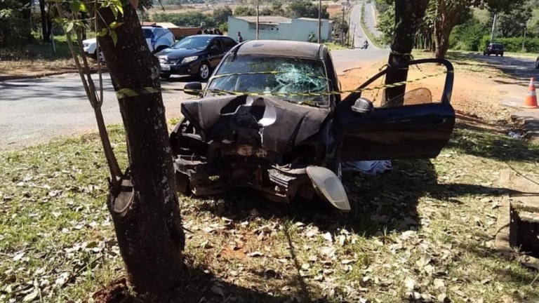 Criança de 2 anos morre após mãe colidir o carro contra árvore, em Goiânia