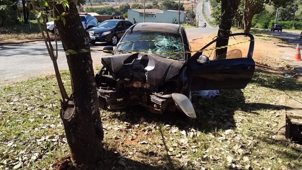 Criança de 2 anos morre após mãe colidir o carro contra árvore, em Goiânia