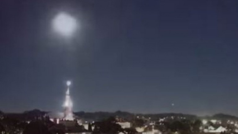Vídeo: meteoro provoca clarão no céu do RS e transforma noite em dia