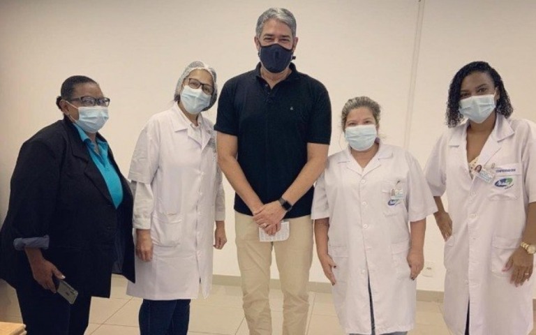 William Bonner toma primeira dose da vacina contra Covid-19