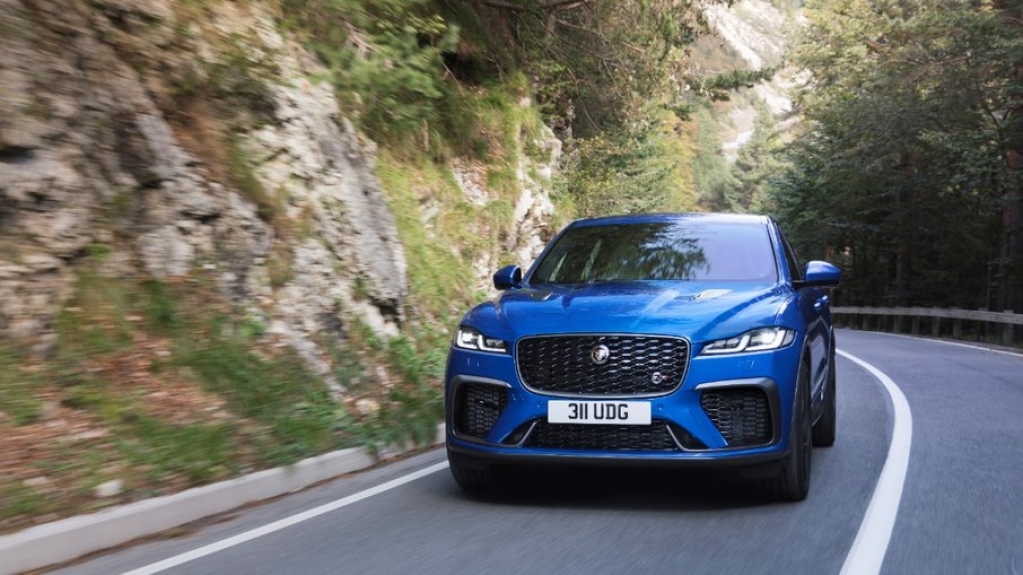 Jaguar lança F-Pace renovado no Brasil