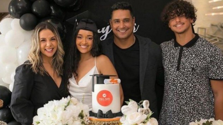 Xanddy e Carla Perez celebram formatura de filha: 'Orgulho'