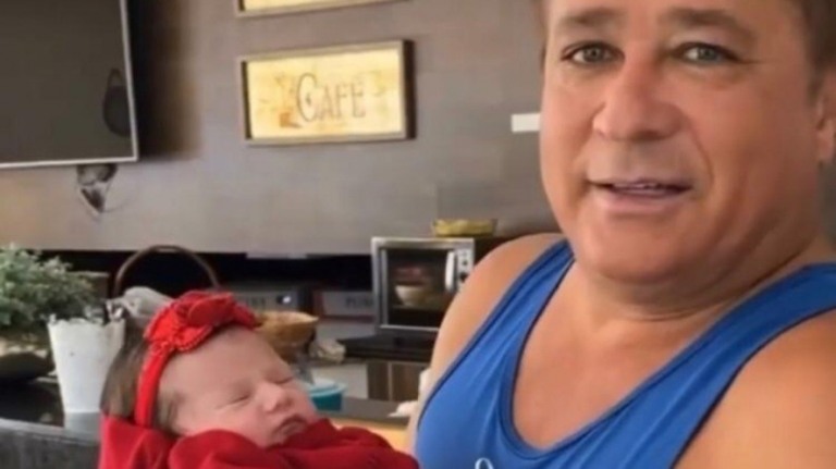Cantor Leonardo visita neta Maria Alice: 'Surra de fofura'