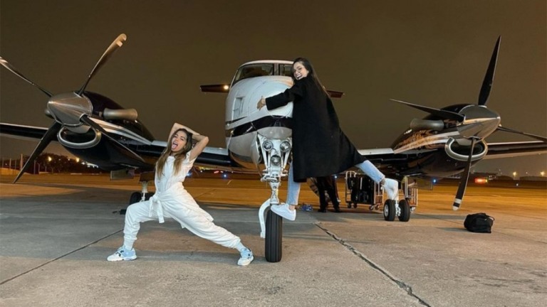 Anitta paga R$ 22 mil em aluguel de jatinho para viagem com Juliette
