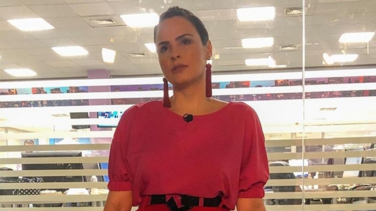 Ana Paula Renault se revolta ao vivo e briga com produção do "Fofocalizando"