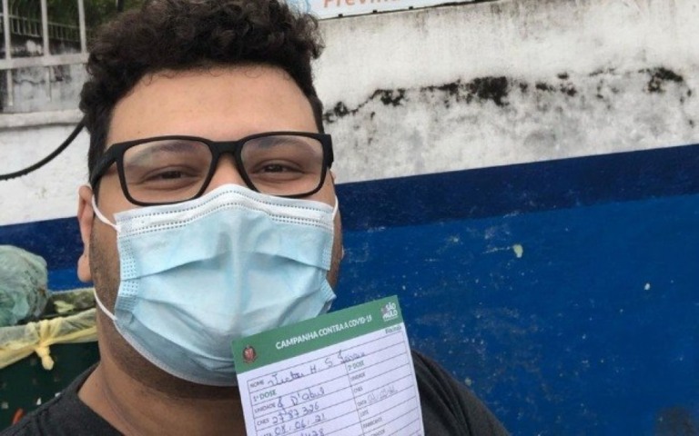 Ex-BBB 20 Victor Hugo toma a vacina contra Covid-19: "Chegou minha vez"