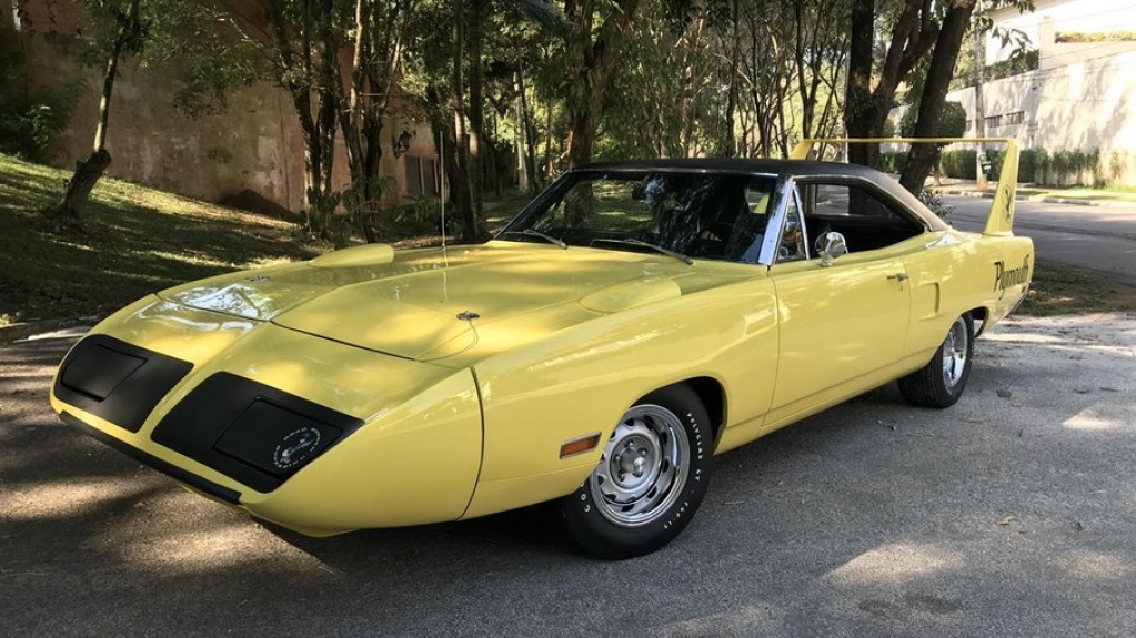 Aceleramos o raro e extravagante Plymounth Superbird