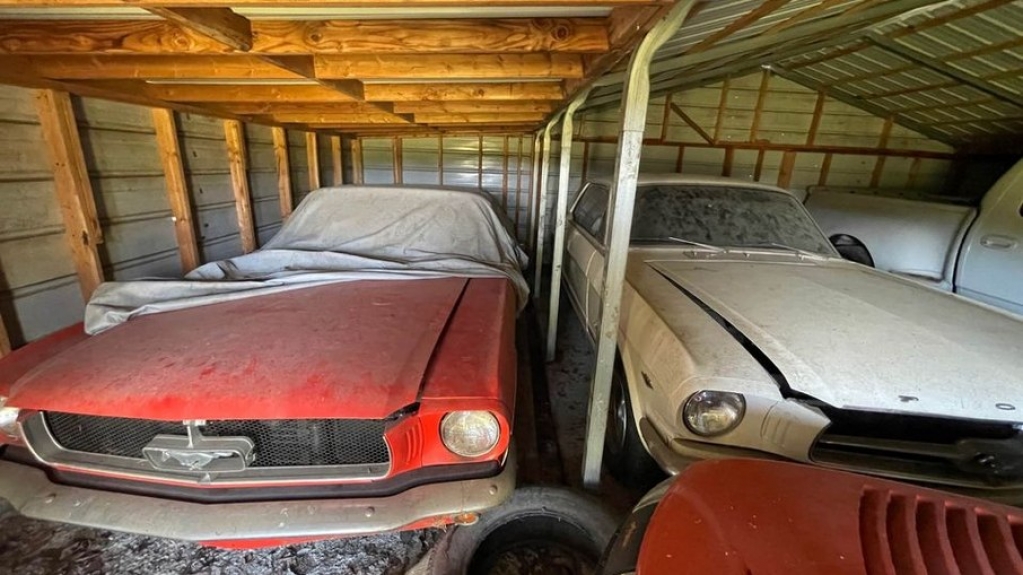 Duas unidades do Ford Mustang 1965 são encontradas em garagem