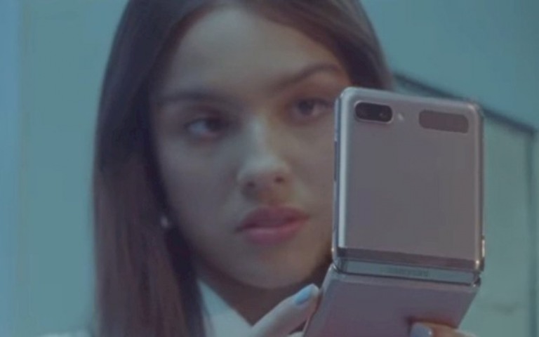 Olivia Rodrigo divulga os bastidores do clipe de "Good 4 U"