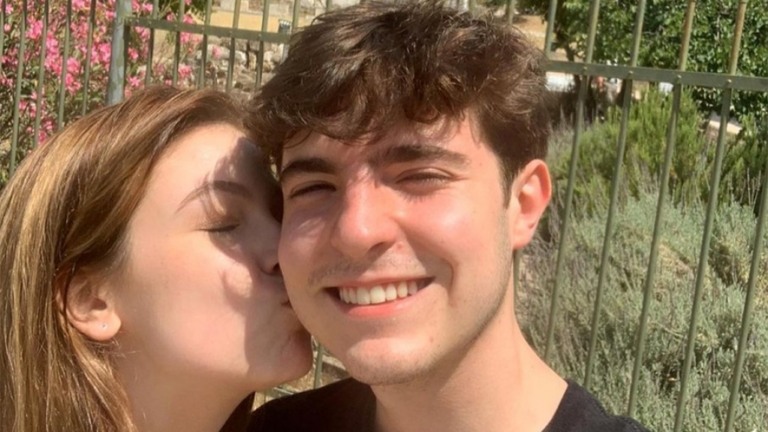 Filho de Gugu posta fotos de viagem com a namorada: "Meu amor"