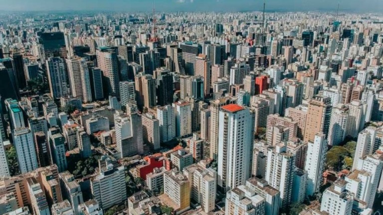 Indicação de imóveis pode render dinheiro para porteiros e zeladores; entenda