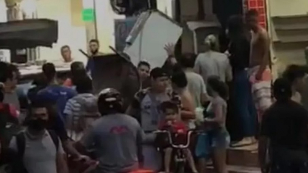 Moradores ouvem prédio 'estalando' e fazem mudanças às pressas em Rio das Pedras