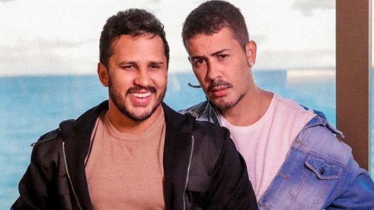 Carlinhos Maia demorou dois anos para beijar o marido: "Namorava com menina"