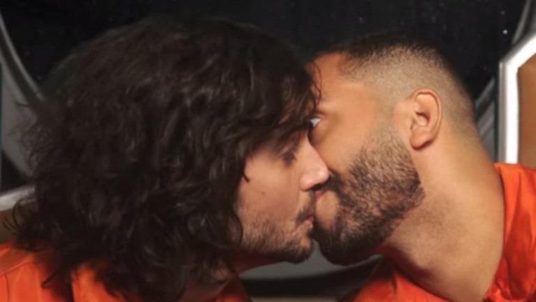 Fiuk beija Gil do Vigor em clipe de nova música; assista Fiuk beija Gil do Vigor em clipe de nova música; assista