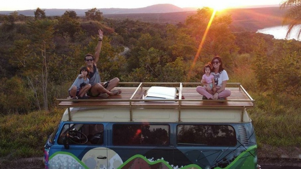 Casal viaja com as duas filhas de Kombi e descobre as paisagens do Brasil Casal viaja com as duas filhas de Kombi e descobre as paisagens do Brasil